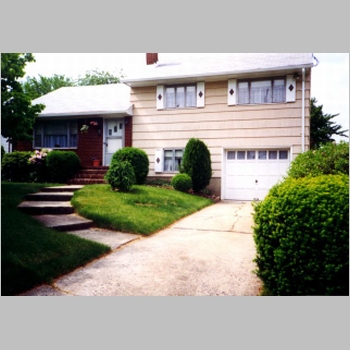 Fred_and_Helen_Bernath's_home_in_Edison,_NJ_1998.JPG